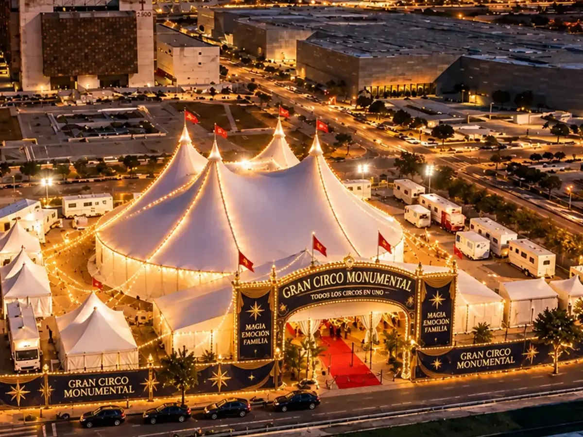 Vista exterior iluminada de la carpa del Gran Circo Monumental en Valencia