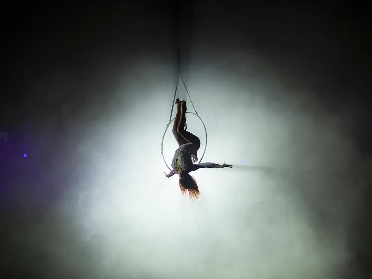 Artista realizando una acrobacia aérea durante un espectáculo de circo en Valencia