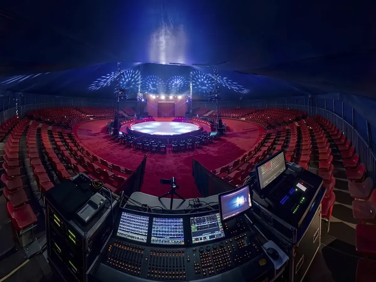 Interior de una gran carpa de circo en Valencia con pista central y gradas