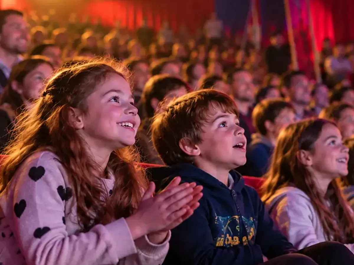 Niños emocionados aplaudiendo mientras disfrutan de una función de circo